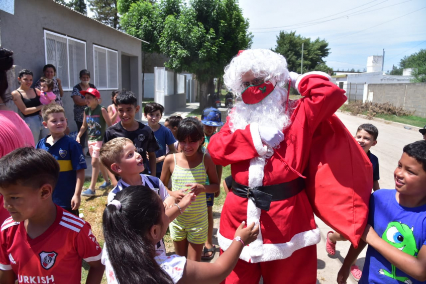 perecer Viva Sequía Papá Noel comenzó a recorrer los barrios repartiendo regalos y alegría