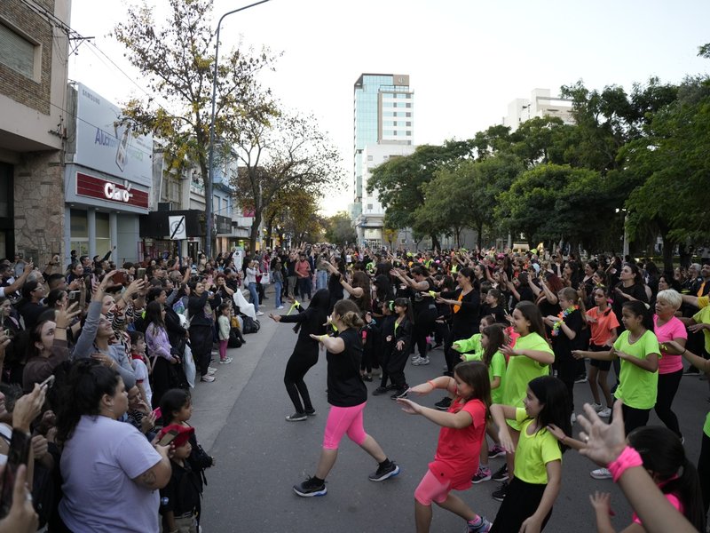 Flash mob “Danzar la Calle”: el municipio celebró el Día Internacional de la Danza