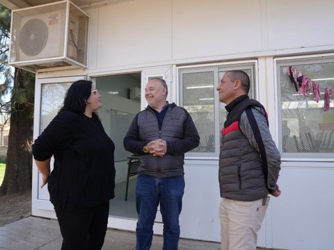 Barrio Mariano Moreno: Accastello supervisó la instalación de tres nuevas aulas en la Escuela Secundaria Justo José de Urquiza