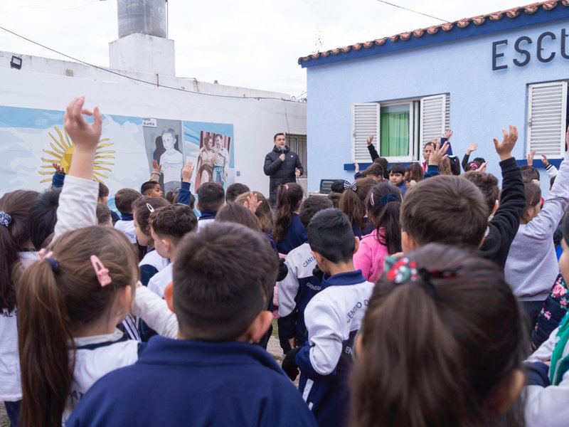 Se restauró el mural en homenaje al Cabo Roberto Adrián Busto en la Escuela General San Martín