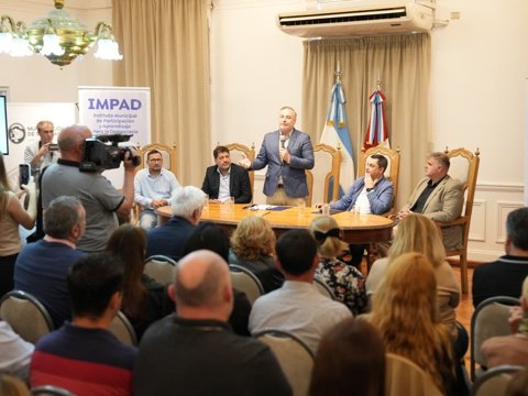 El intendente Accastello presentó el programa "VM Piensa y Propone"