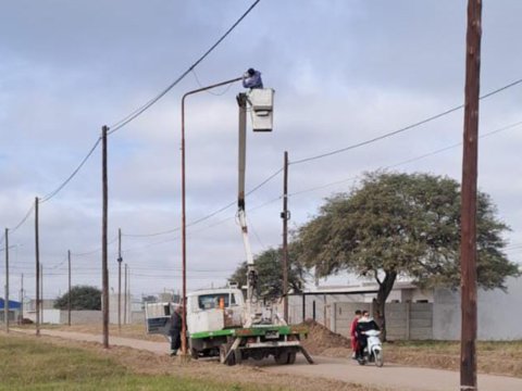 Continúan los trabajos de mantenimiento y recambio de luminaria LED en distintos barrios