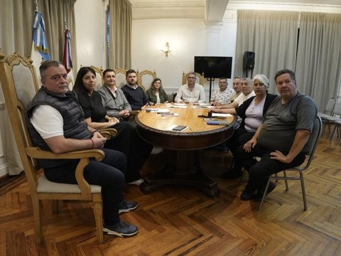 Municipio y taxistas firmaron un acta compromiso para regular el servicio de alquiler de vehículos mediante aplicaciones
