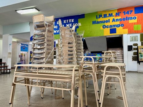 El municipio refuerza su compromiso con la educación: nueva entrega de mobiliario al IPEM 147