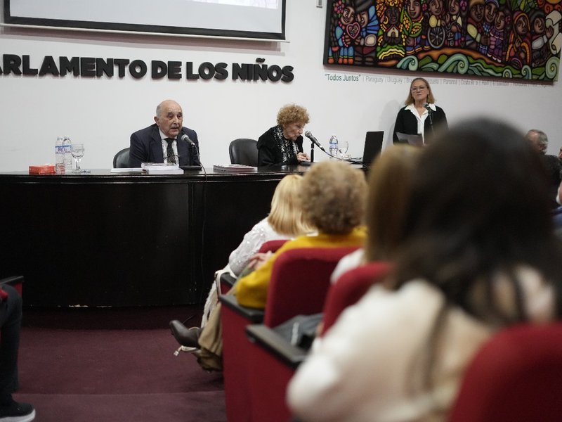 El intendente Accastello participó de la presentación del libro sobre el teatro estable de Villa María