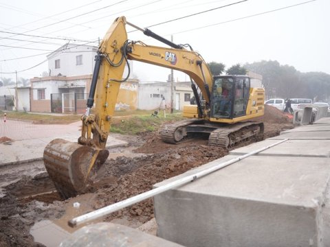 Municipio y Provincia ejecutan obras de desagüe pluvial y saneamiento sobre calle Buenos Aires