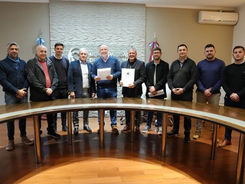 Se firmó la escritura por la cual el municipio cede una servidumbre de paso por calle Corrientes a la Asociación Española