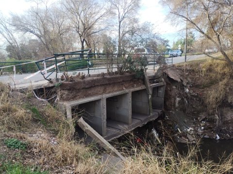El municipio cortó el tránsito vehicular en el puente del desagüe