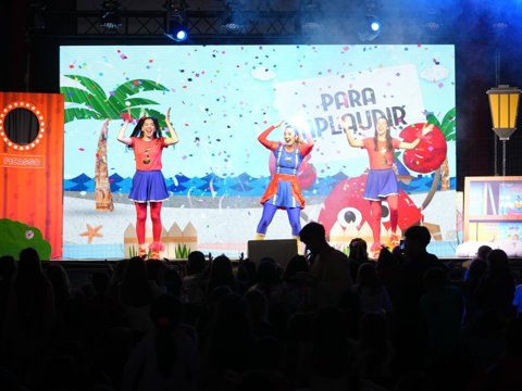 Solcito hizo bailar a grandes y chicos en la primera jornada de la Fiesta Infantil en el Salón de los Deportes