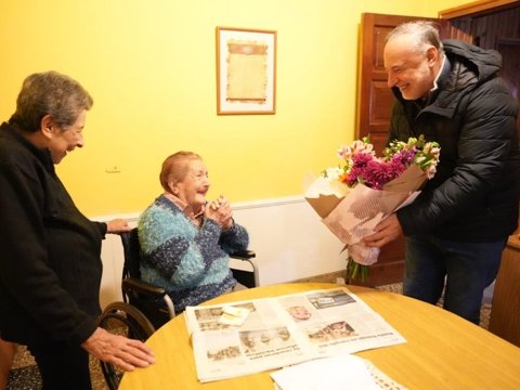 Accastello saludó a Rosita Calderón, vecina de barrio General Paz por su cumpleaños número 104