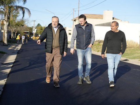 Durante la jornada del lunes, se culminó la pavimentación de la calle El Rey, entre Calafate y Disandro