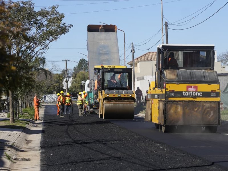 Con un ritmo de trabajo de dos cuadras diarias, continúa la pavimentación en Mariano Moreno