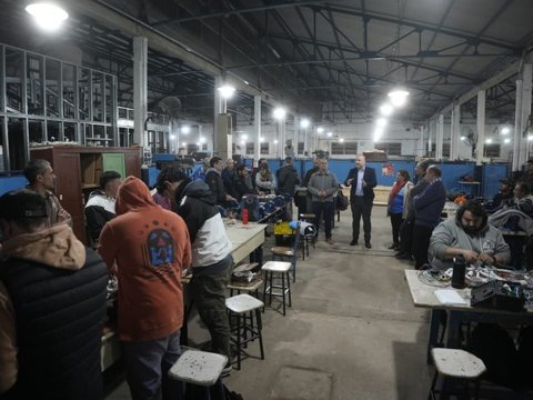 Taller de Oficios en la Escuela del Trabajo: Accastello visitó a los cursantes de "Asistencia en Electricidad"