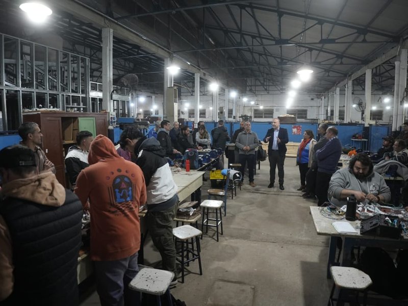 Taller de Oficios en la Escuela del Trabajo: Accastello visitó a los cursantes de "Asistencia en Electricidad"
