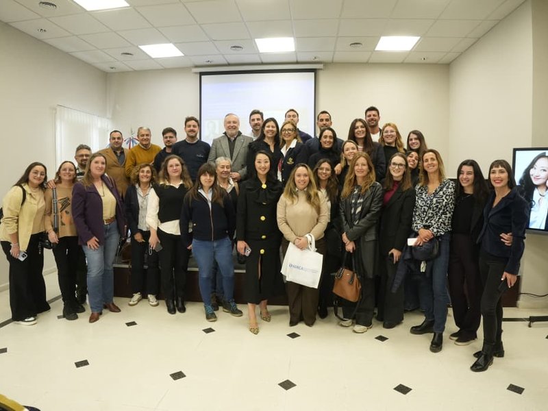 El intendente Accastello participó de la charla de Rebeca Hwang sobre Inteligencia Artificial y PyMEs
