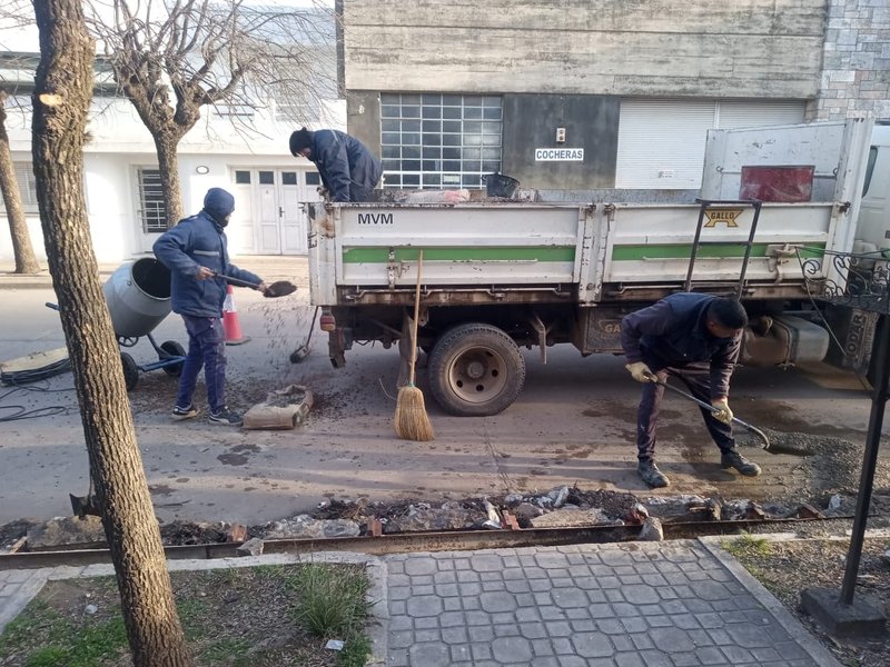 El municipio avanza en la reparación de cordón cuneta en distintos barrios