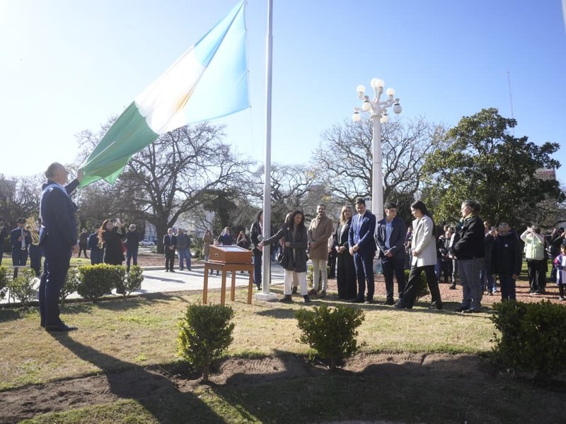 Villa María izó por primera vez su bandera en Plaza Centenario
