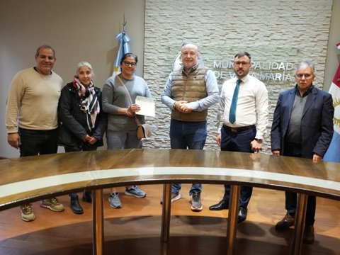 El municipio entregó un aporte económico al centro vecinal de Barrio Industrial para mejorar la infraestructura de la sede