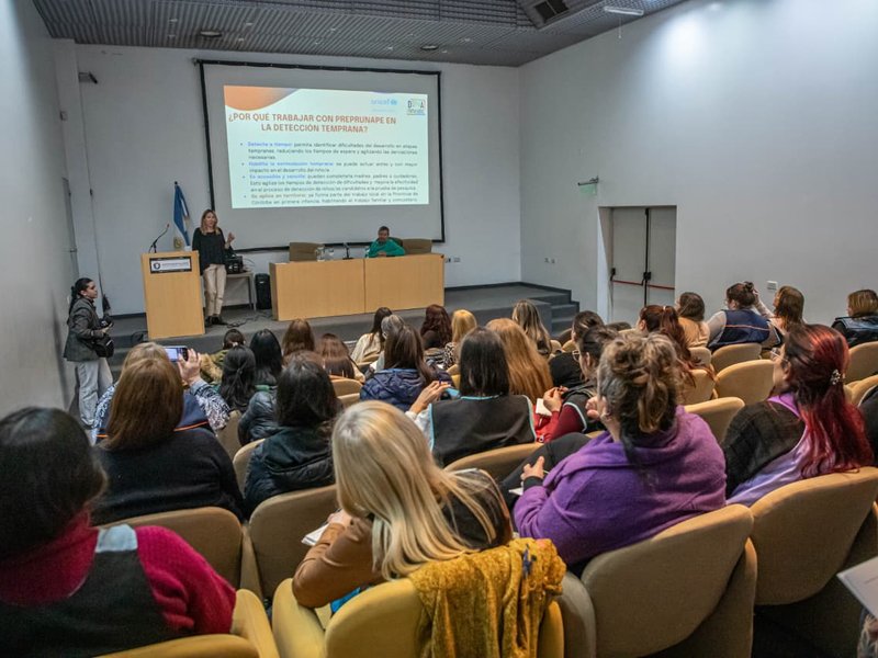 Se llevó adelante una capacitación para la detección temprana del desarrollo infantil junto a la defensoría provincial