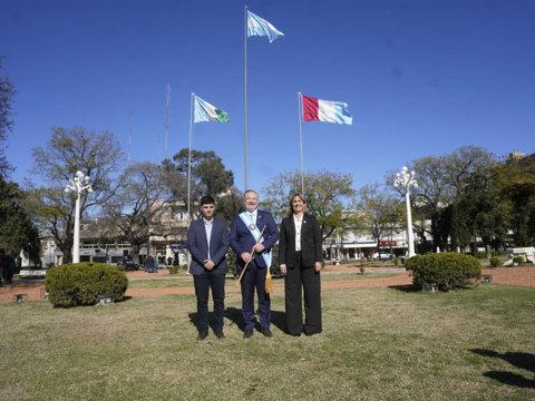 Villa María izó por primera vez su bandera en Plaza Centenario