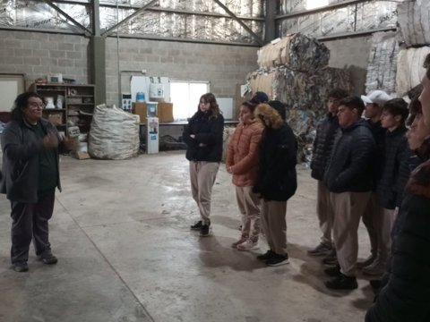 Estudiantes y docentes de Colonia Caroya visitaron el Centro de Gestión Ambiental