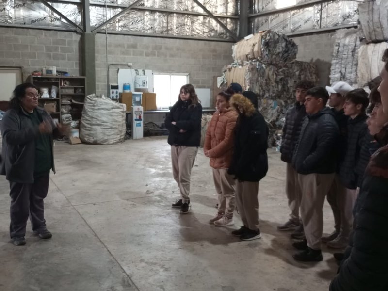 Estudiantes y docentes de Colonia Caroya visitaron el Centro de Gestión Ambiental