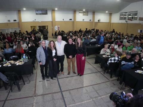 El intendente Accastello y la ministra Laura Jure se reunieron con los distintos Consejos Barriales en el Club Rivadavia