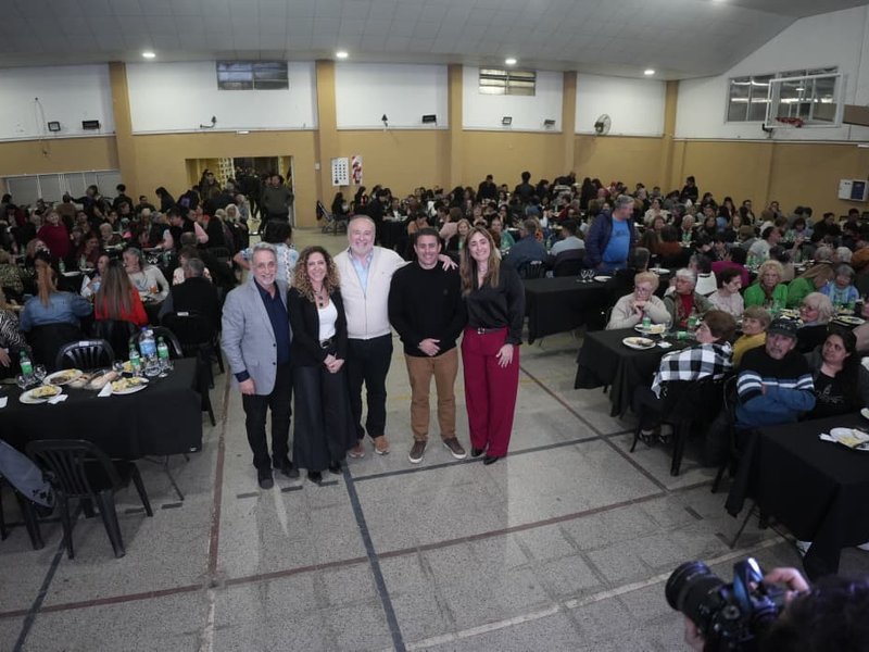 El intendente Accastello y la ministra Laura Jure se reunieron con los distintos Consejos Barriales en el Club Rivadavia