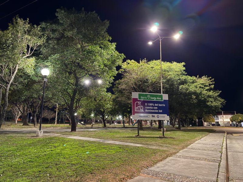 Avanza la colocación de luminarias en espacios públicos