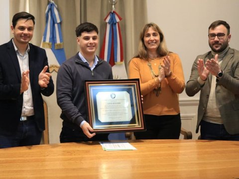 El municipio distinguió a Lucio Bizzarri, el creador de la bandera de Villa María