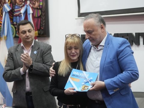 Junto a Veteranos de Guerra y familiares de héroes, Accastello presentó el libro “Malvinas en Villa María”