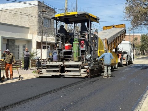 Esta semana se pavimentaron 10 cuadras en el barrio Mariano Moreno