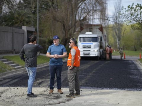 Pavimentación en el Mariano Moreno: en la jornada del lunes se asfaltaron tres cuadras de la calle Laguna Blanca