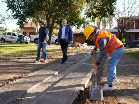 El intendente Accastello supervisó la obra de la nueva playa accesible en barrio Santa Ana