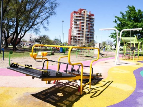 Junto a instituciones que abordan la discapacidad, Accastello inauguró la nueva Plaza Inclusiva