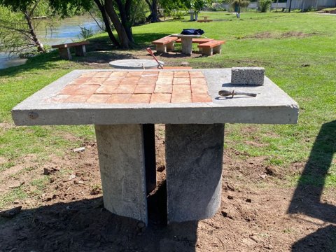 Se colocan nuevos asadores, mesas y bancos en la costanera