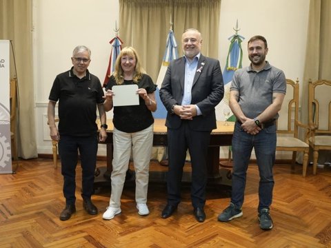 La municipalidad entregó fondos destinados a obras a 17 Centros Vecinales