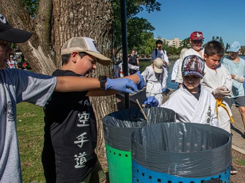 Se realizó una jornada de recolección de residuos y exhibición de Karate Do en la costanera