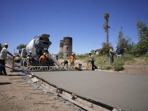 Las Playas: avanza la obra de hormigonado en Prolongación de Alvear