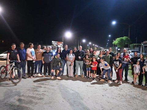 El intendente Accastello habilitó las obras de iluminación led en barrios Campos del Este y Padre Mugica