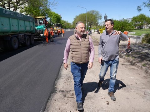 El intendente Eduardo Accastello supervisó los trabajos de repavimentación sobre avenida Hipólito Yrigoyen