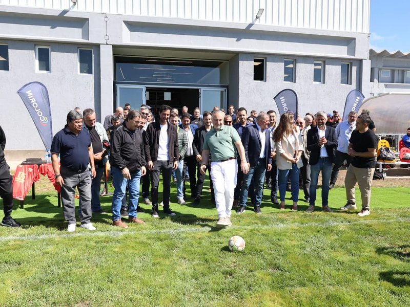 Accastello participó de la inauguración del nuevo estadio de primera división de la Asociación Española