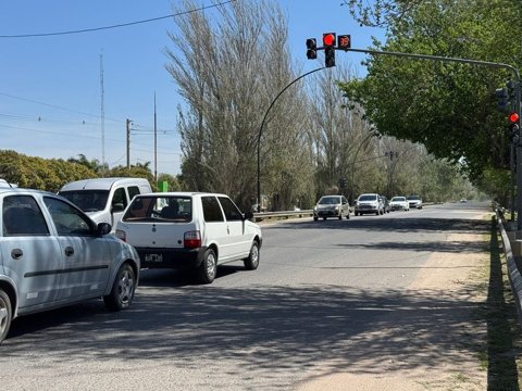 La municipalidad incorporó un nuevo semáforo sobre ruta 158 para mejorar la seguridad vial de los barrios Mariano Moreno y Las Acacias