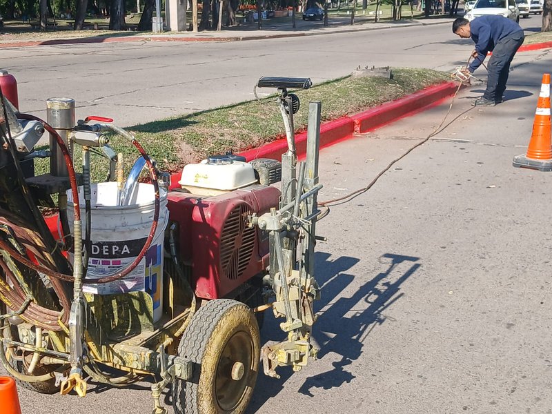 Continúan los trabajos para mejorar la señalética vial en distintos barrios