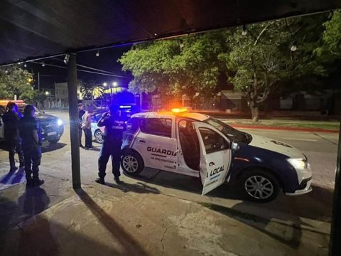 Patrullaje nocturno de la Guardia Local permitió la aprehensión de un delincuente mientras escapaba de un complejo de edificios con elementos sustraídos