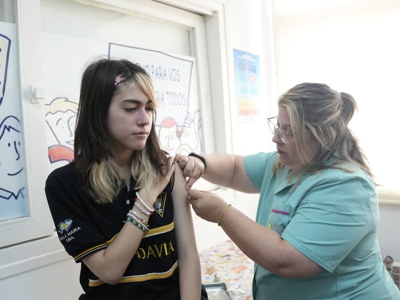 Continúa la campaña de vacunación contra el Dengue destinada a personas de 15 a 24 años