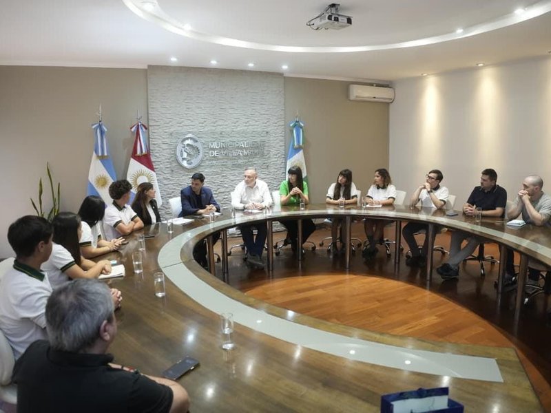 El intendente Accastello recibió a estudiantes de la escuela “El Caminante” por su proyecto sobre el ferrocarril