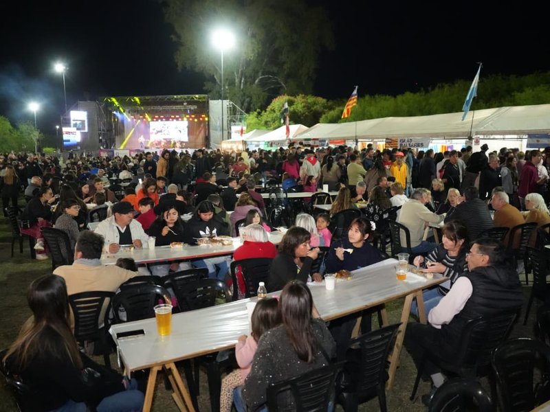 Miles de personas disfrutan de la “Fiesta de las Colectividades”