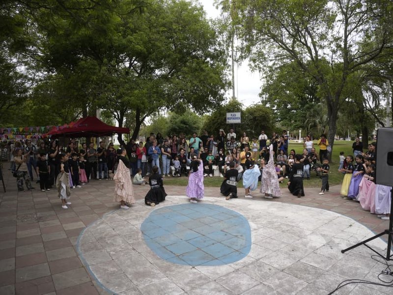 Feria Franca: música, danzas, teatro y productos locales reunieron a una gran cantidad de vecinos en Plaza Independencia