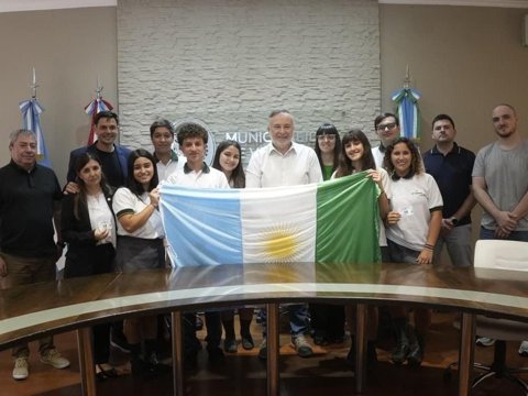 El intendente Accastello recibió a estudiantes de la escuela “El Caminante” por su proyecto sobre el ferrocarril